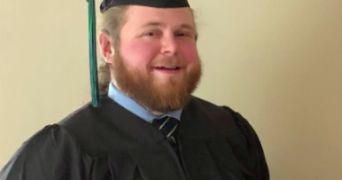 I inkurajuar nga studentët, shoferi i autobusit të shkollës diplomohet pas shumë vitesh