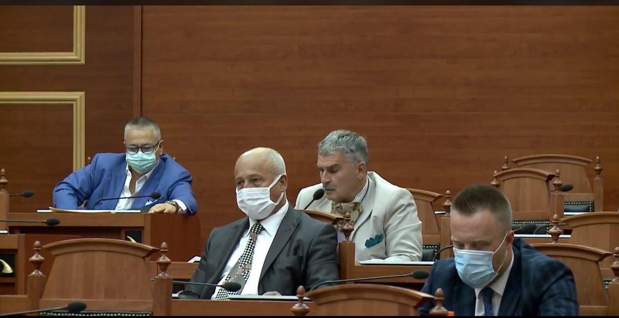 Kërcënimi i Gjuzit: Silluni si parlament normal, ndryshe do ju hedhim ndonjë granatë këtu brenda