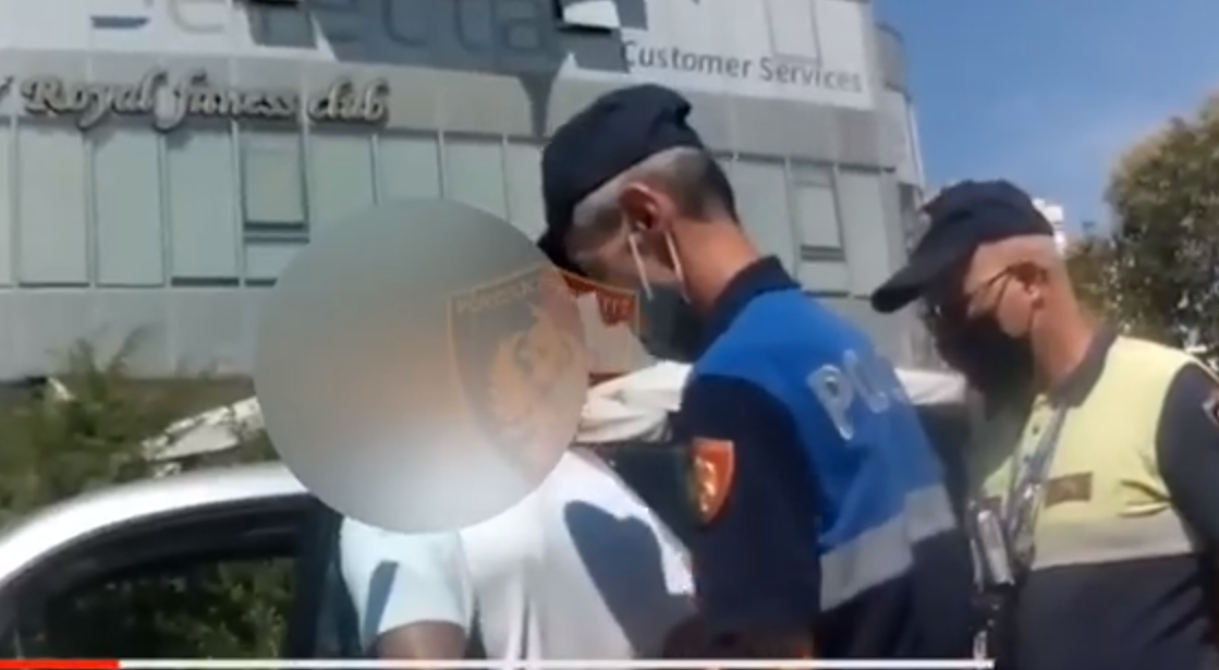 Shoferi pa rrip sigurimi nxjerr kartëmonedhën, efektivi e filmon dhe e arreston