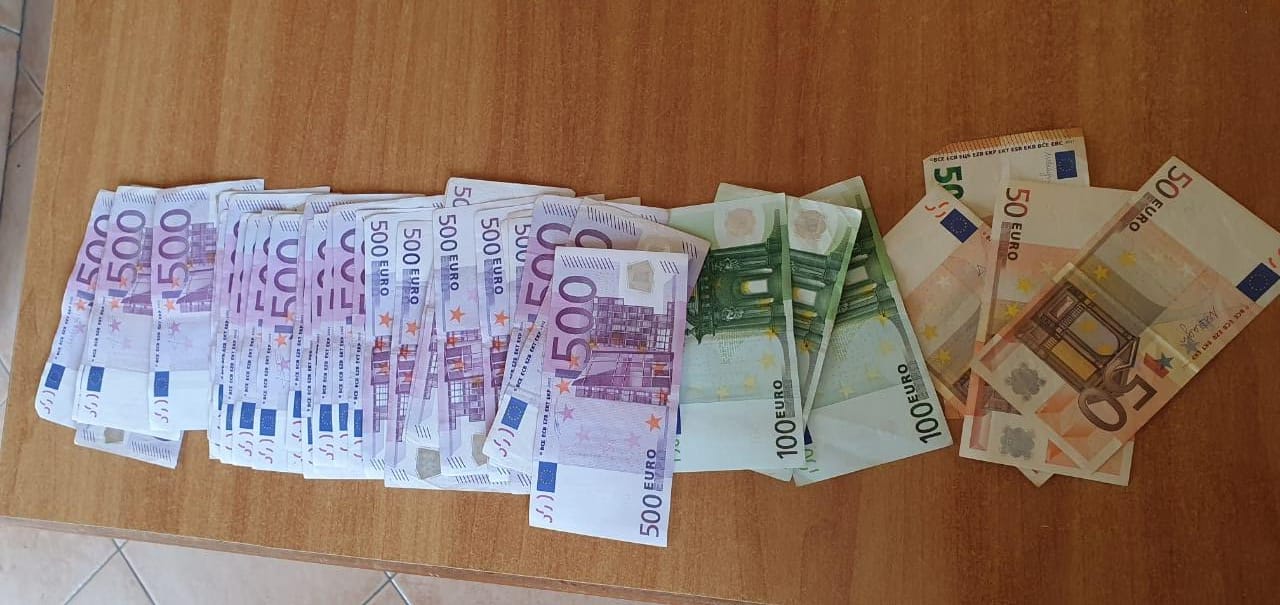 Policia i sekuestron 46-vjeçares mbi 18 mijë euro në Rinas