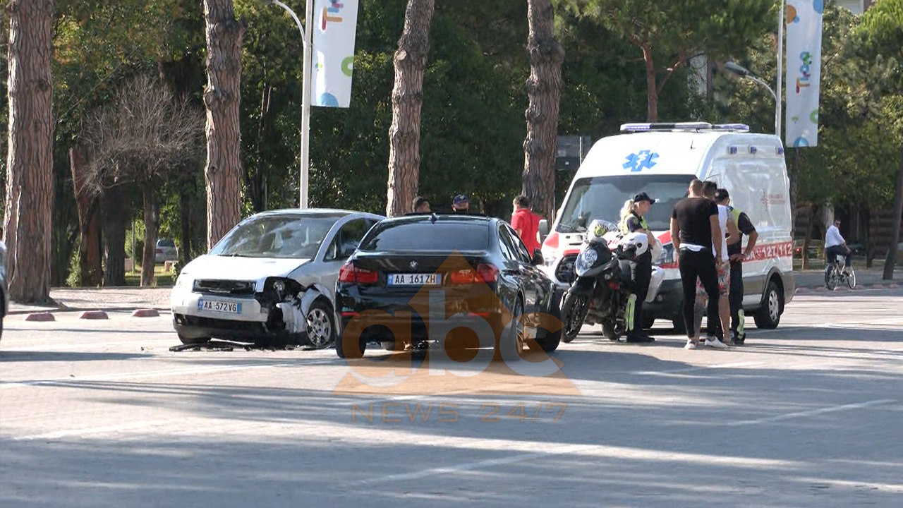 VIDEO/ Aksident në Bulevardin kryesor të Tiranës, dy automjete përplasen “kokë më kokë”