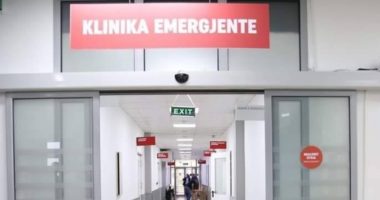 Këngëtari shqiptar shtrohet në spital, dyshohet se është operuar nga zemra (FOTO)
