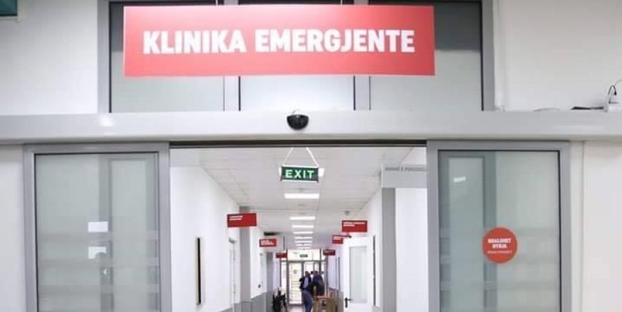 Këngëtari shqiptar shtrohet në spital, dyshohet se është operuar nga zemra (FOTO)