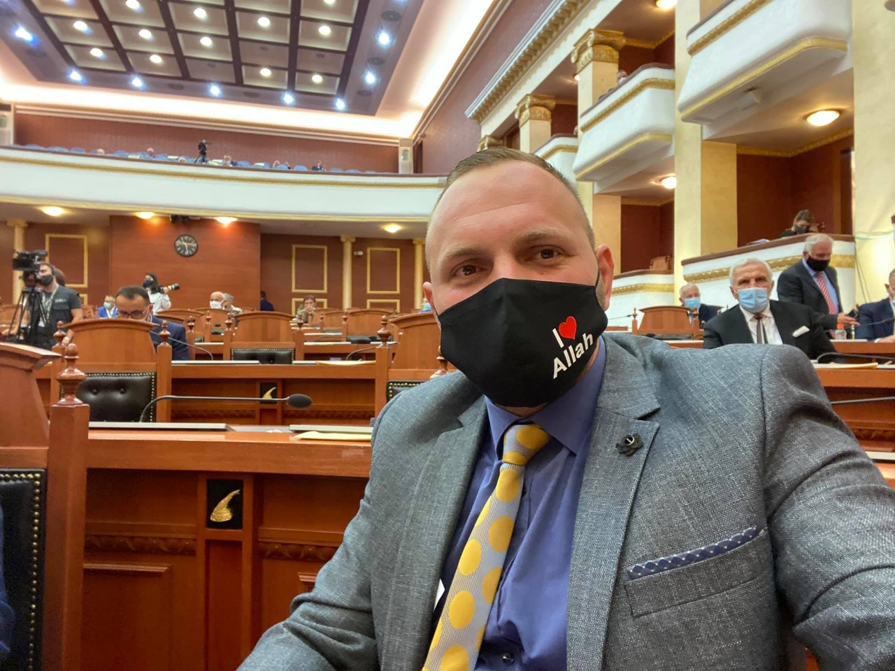 Deputeti me maskë me mbishkrim fetar në Kuvend