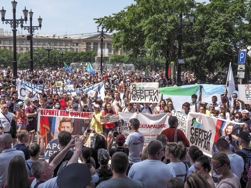 Shkarkoi guvernatorin, rusët sfidojnë Covid-19, në protesta kundër Putin