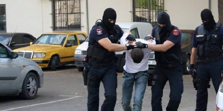 Dhunë në familje dhe shitje narkotikësh, tre të arrestuar në Tiranë