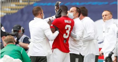 Rrezikoi të thyente qafën, mbrojtësi i United del nga spitali!