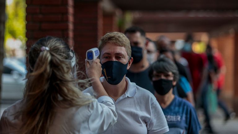 Numri i viktimave nga COVID-19 vijon të shënojë rritje në Brazil