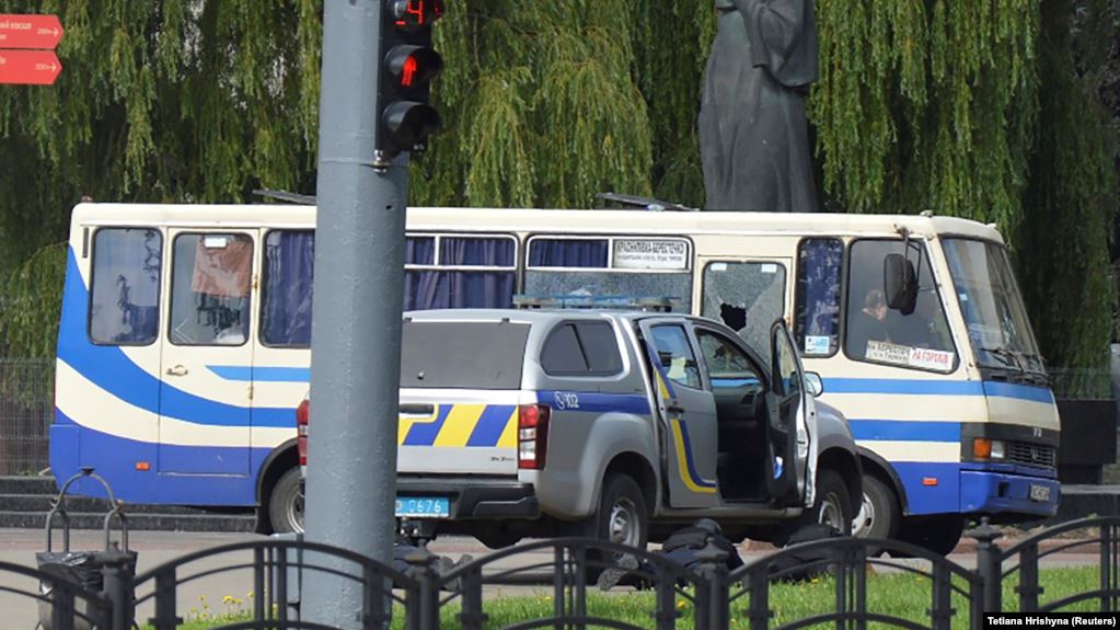 Një person i armatosur merr peng autobusin me 20 pasagjerë në Ukrainë