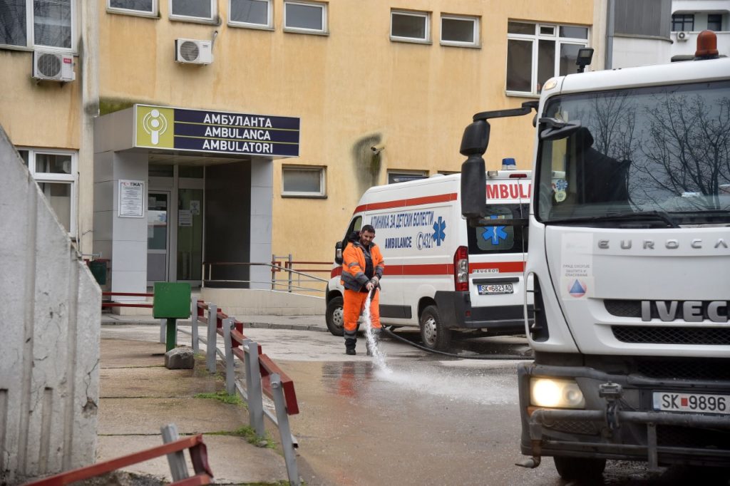 Në 24 orë konfirmohen 135 raste të reja me Covid, rritet numri i viktimave në Maqedoni