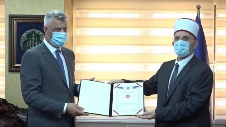Thaçi dekoron Bashkësinë Islame me Urdhrin e Pavarësisë: Kontribut të lartë për lirinë