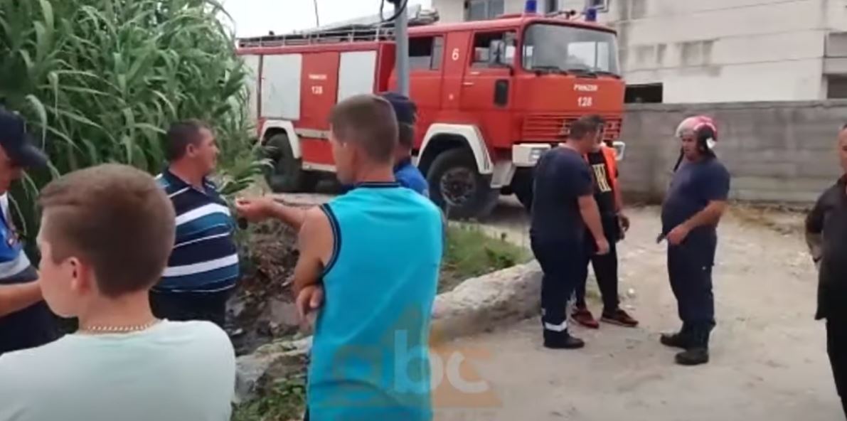 VIDEO/ Përfshihet nga flakët një banesë në Fier