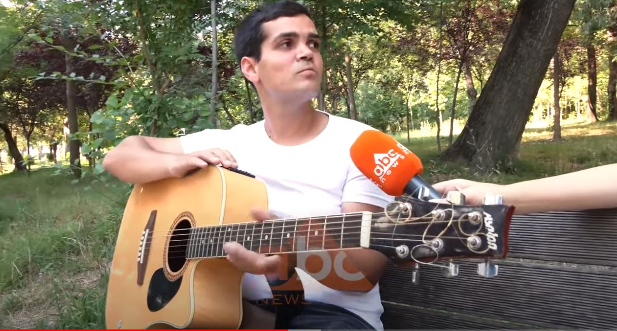 I rritur në shtëpinë e fëmijës, Gazi këndon derisa rrugët e parkut të zbrazen nga njerëzit