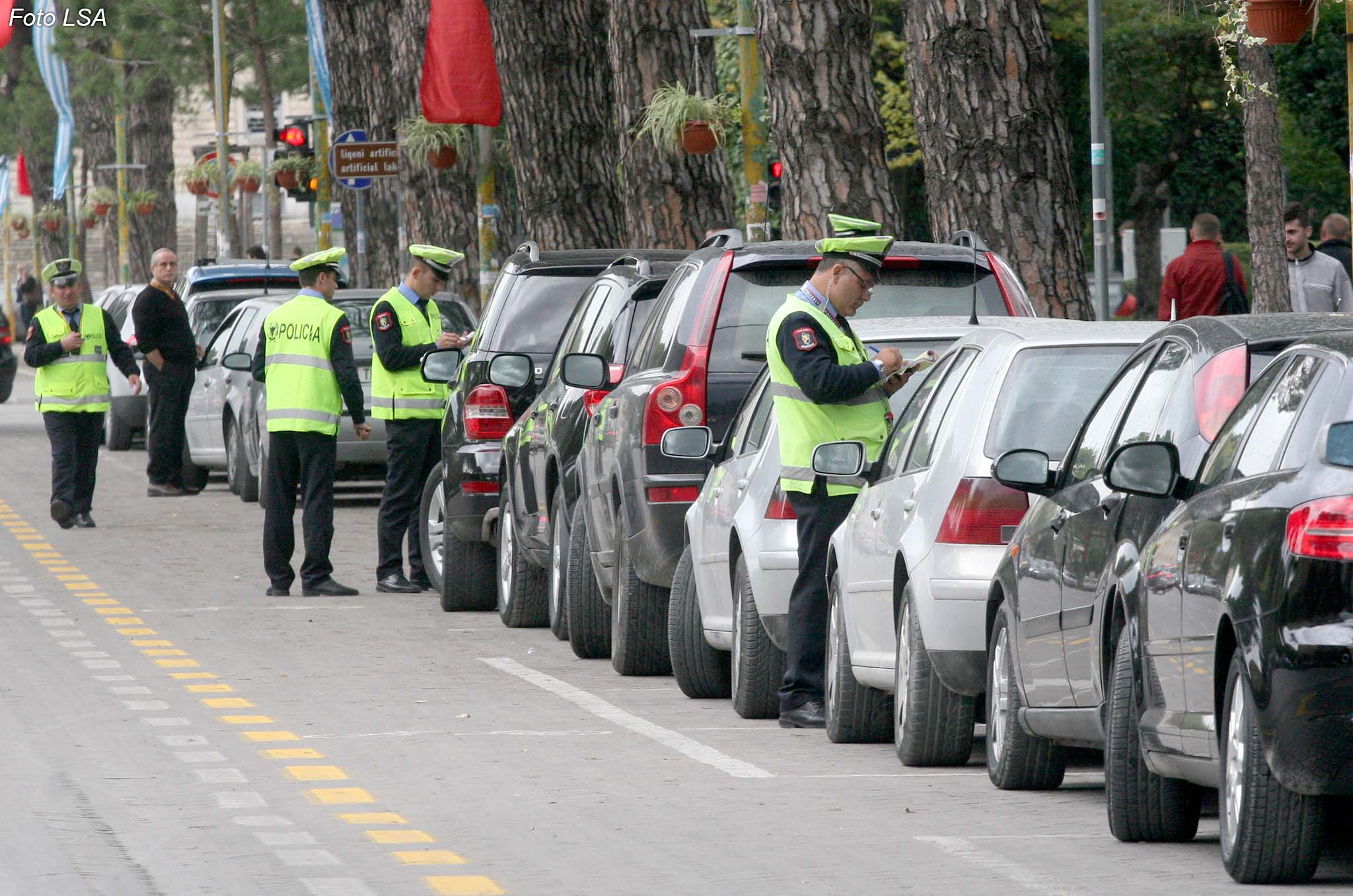 Policia aksion në fundjavë, ndëshkohen qindra pushues