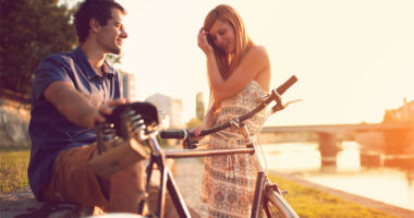 Kjo është arsyeja pse burrat e interpretojnë sjelljen miqësore të grave si flirtim?