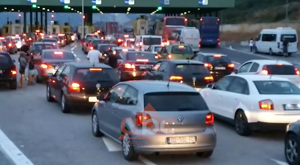 VIDEO/ Kthimi i pushuesve nga Kosova shkakton fluks dhe trafik të rënduar në kufi