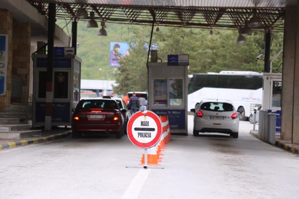 Kapshticë, asnjë makinë me targa shqiptare nuk lejohet të kalojë kufirin