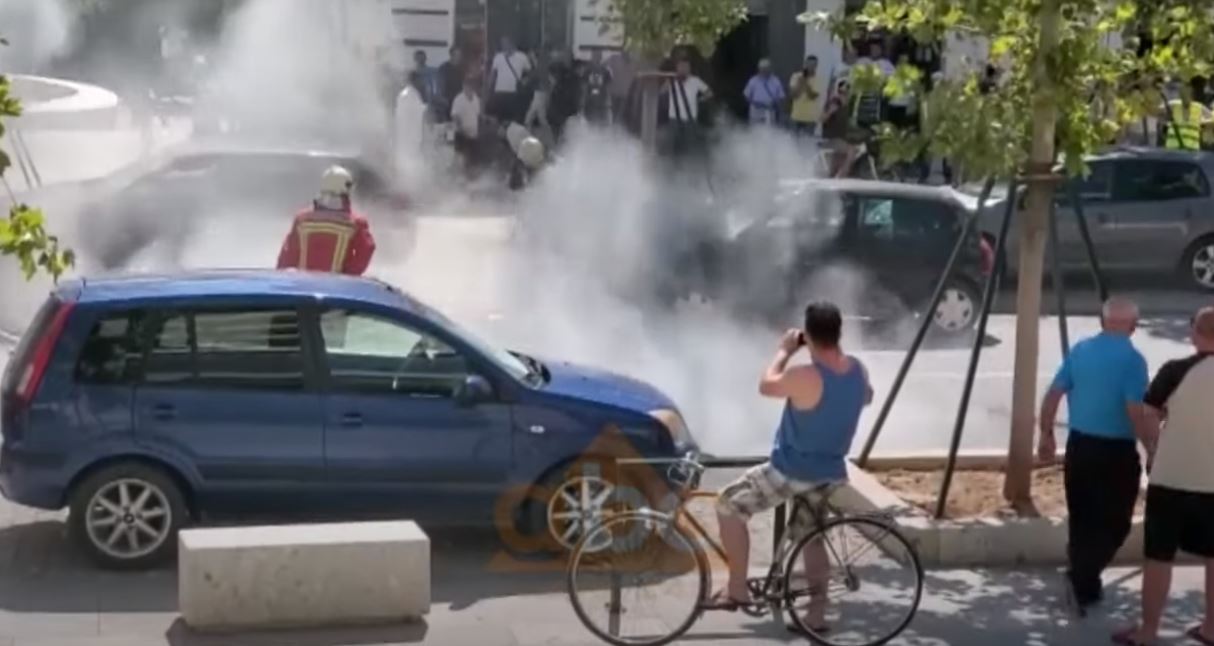 VIDEO/ Përfshihet nga flakët një makinë në bulevardin “Ismail Qemali” në Vlorë