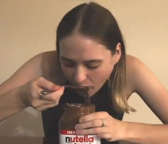 Uau! Kjo vajzë ha një vazo me Nutella për katër minuta (VIDEO)