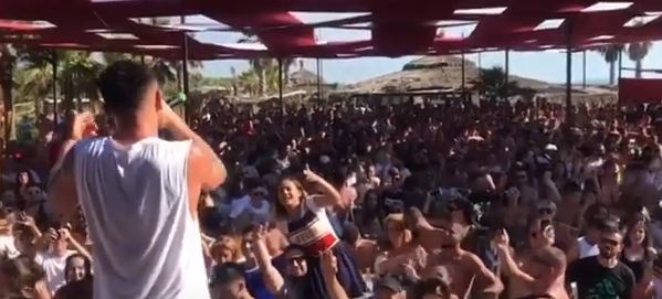 Të rinjtë “nuk pyesin” për Covid-19, kërcejnë ngjitur me njëri-tjetrin nën këngët e Noizyt (VIDEO)
