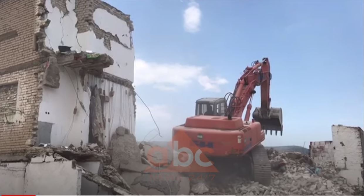 Nis shembja e banesave të dëmtuara nga tërmeti në Lezhë, fadromat “hedhin” në tokë pallatin 4-katësh