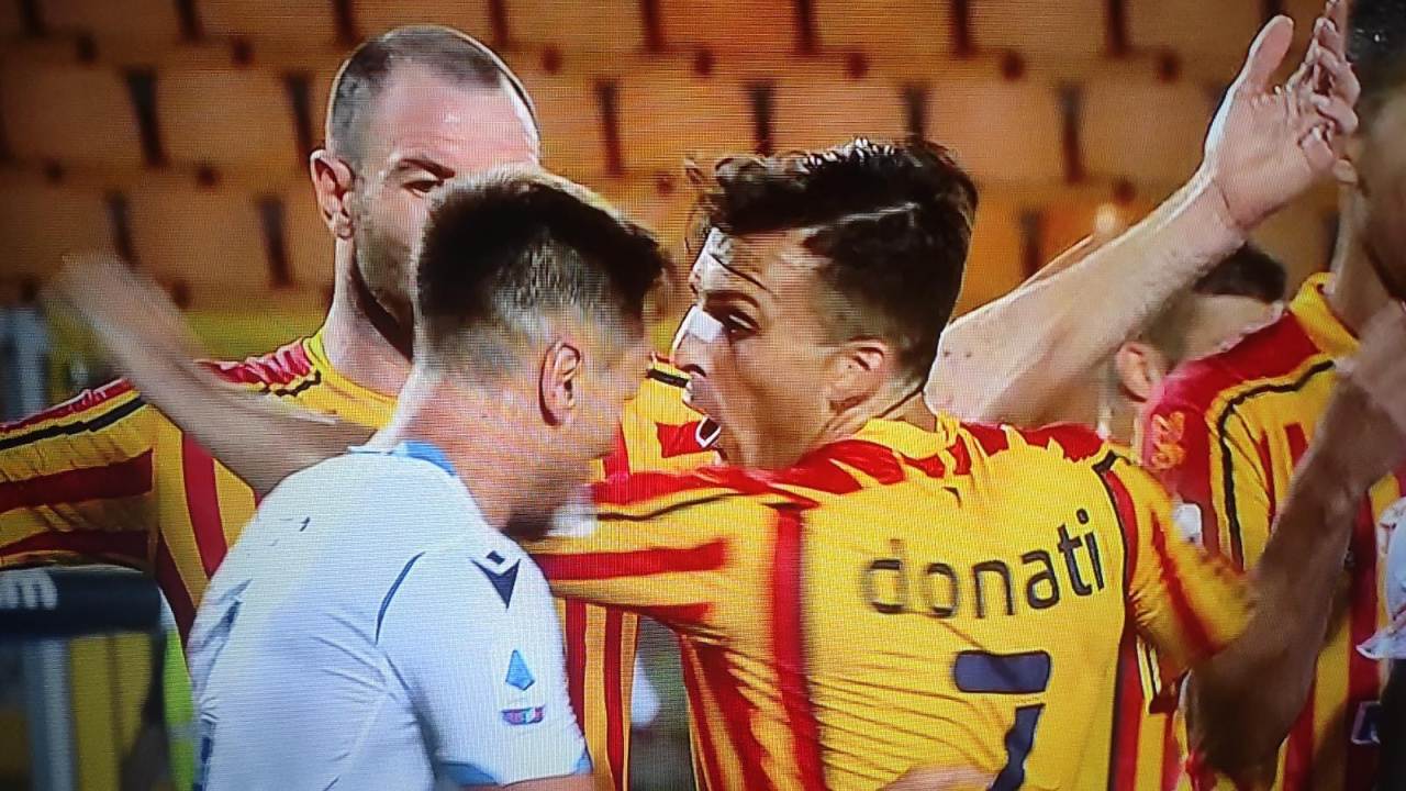 Kafshoi kundërshtarin, pezullohet shoku i Thomas Strakoshës