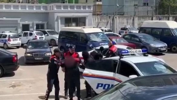 Kolonjarit i kapen armë dhe drogë në shtëpi, policia jep detajet