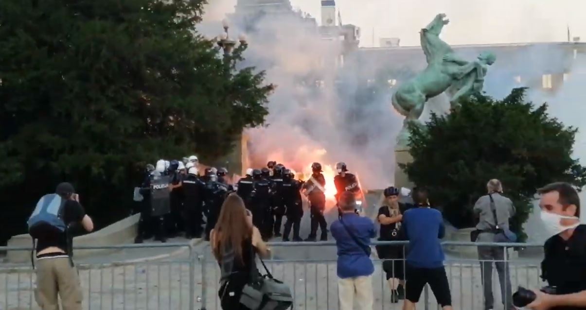 VIDEO/ Serbët nuk tërhiqen, përsëri protesta të dhunshme në Beograd dhe Novi Sad