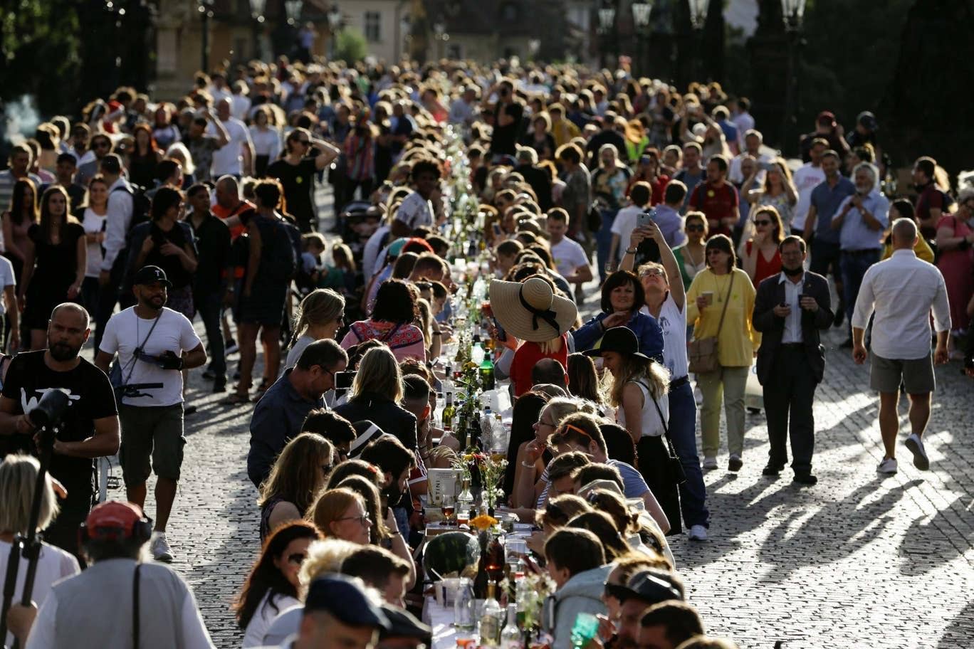 FOTO/ Çekia i jep fund masave të izolimit, shtron tavolinë prej 500 metrash në mes të kryeqytetit