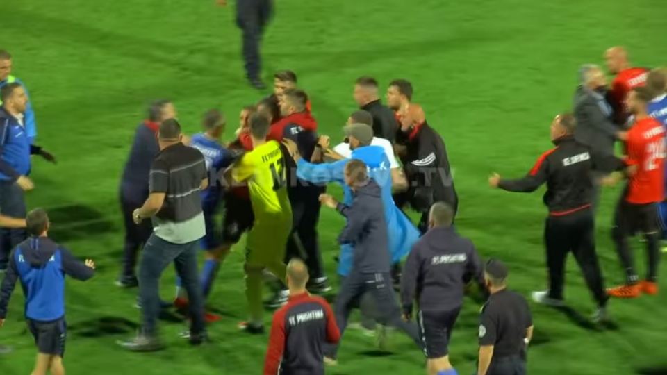 VIDEO/ Shtyrje dhe kacafytje mes futbollistëve, tension i madh në Prishtina-Drenica