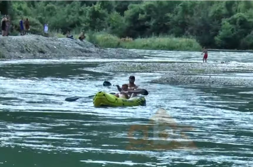 Rafting në Drinin e Zi, të rinjt sfidojnë egërsinë e lumit për një fundjavë ndryshe