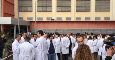 “Kam temperaturë dhe nuk mbushem me frymë”, Shoqata e Infermierëve bën publik rastin: Nuk merret tamponi