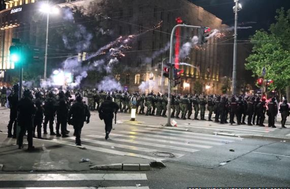 Ushtria serbe del kundër urdhrit të Vuçiç, refuzon të ndalojë protestat në Beograd