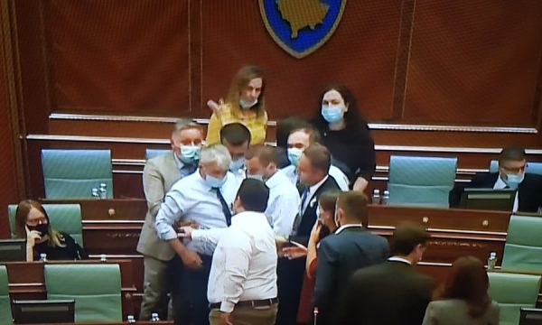 VIDEO/  Përplasje me deputetin e LDK, Vjosa Osmani ndërpret seancën