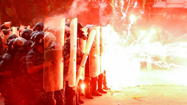 Libanezët nuk dorëzohen pas dorëheqjes së qeverisë, vijojnë protestat