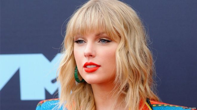 Taylor Swift bën gjestin e veçantë, dhuron 23 mijë paundë për një studente