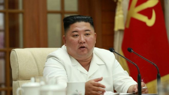 Kim Jong-un paralajmëron për dy rreziqet e fundit: Covid-19 dhe tajfunin që pritet të godasë vendin