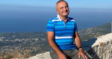 Meta kalon fundjavën në jug, ngre dolli me poetin e njohur dhe jep mesazh për shqiptarët