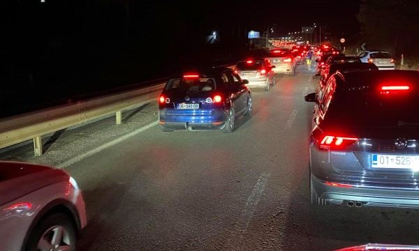 Shqiptarët e Kosovës përfundojnë pushimet, radhë të gjata në Morinë