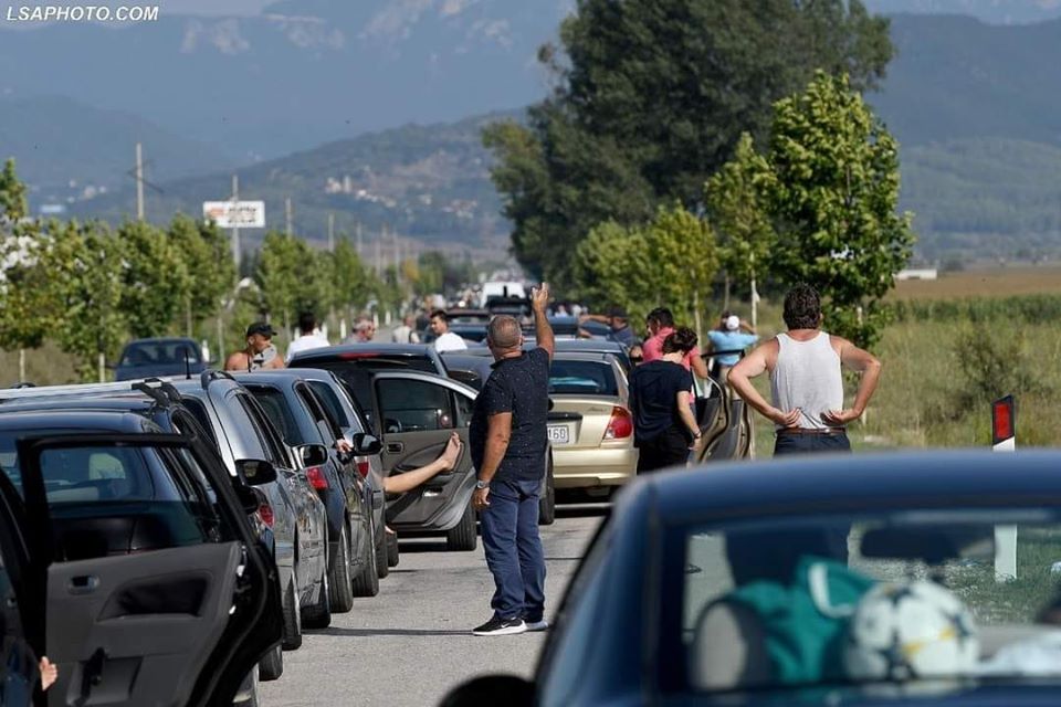 Kapshticë, do kalojnë 300 persona/ Emigrantët që kishin mbetur në kufi të dielën hynë në Greqi