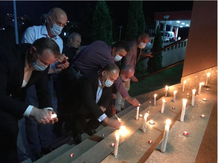 Ndizen qirinj dhe fiken dritat për të nderuar mjekët që humbën jetën nga Covid-19 në Kosovë