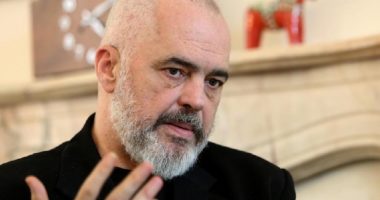 Rama thumbon opozitën: Muri i ndryshimeve tregon dallimin mes nesh e atyre që janë e shkuara