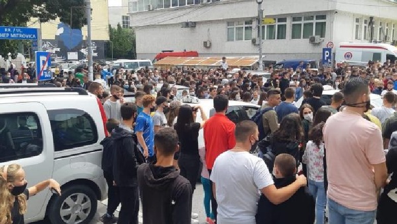 Policia ndërpret grumbullimet e fansave të Mozzik, këngëtari fajëson mediat