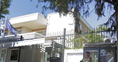 Kaosi në Kakavijë, ambasada greke në Shqipëri del me njoftim të ri