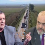 “Shtet me brekët në fund të këmbëve”, Agron Llakaj për radhët në kufi: Bir, kë të qaj më parë
