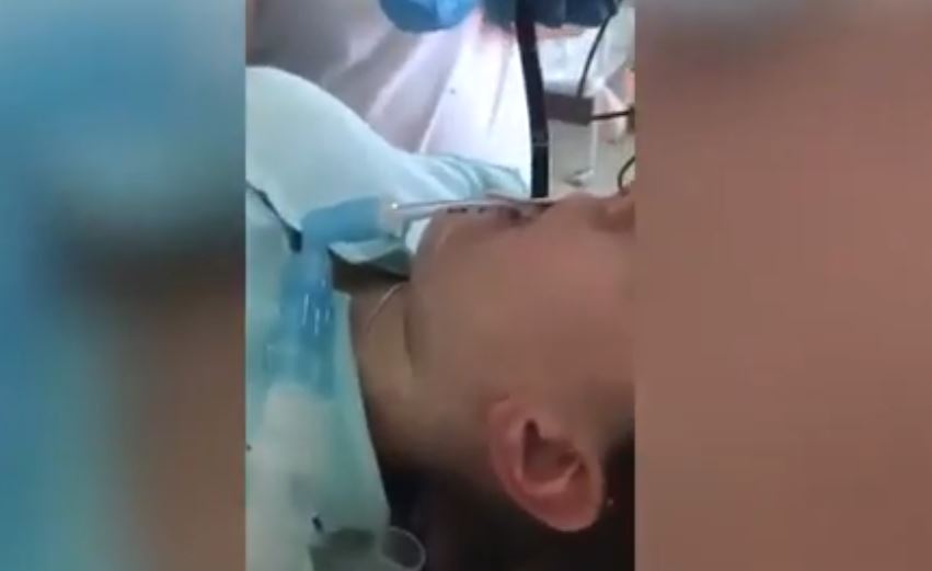 VIDEO/ Ngjarje shokuese: Gruas i hyn gjarpri 1.2 m në gojë gjatë gjumit