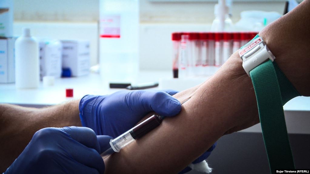 Licencohen 12 laboratorë privatë për të kryer teste serologjike për koronavirus në Kosovë