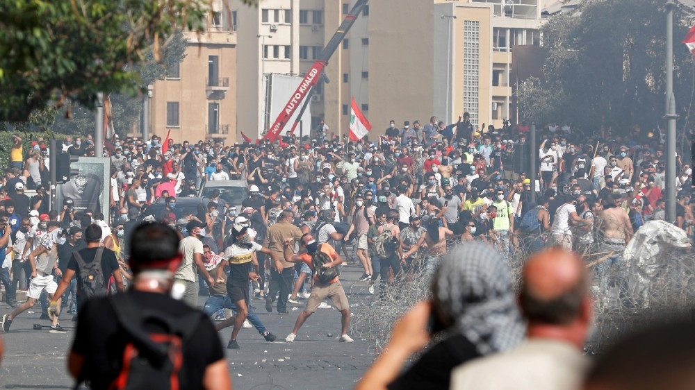 Protestat pas shpërthimit, qeveria e Libanit jep dorëheqjen