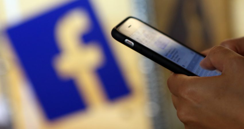 Sherr me thonj, grushte dhe dërrasa në Tiranë pasi motra bllokoi motrën në Facebook