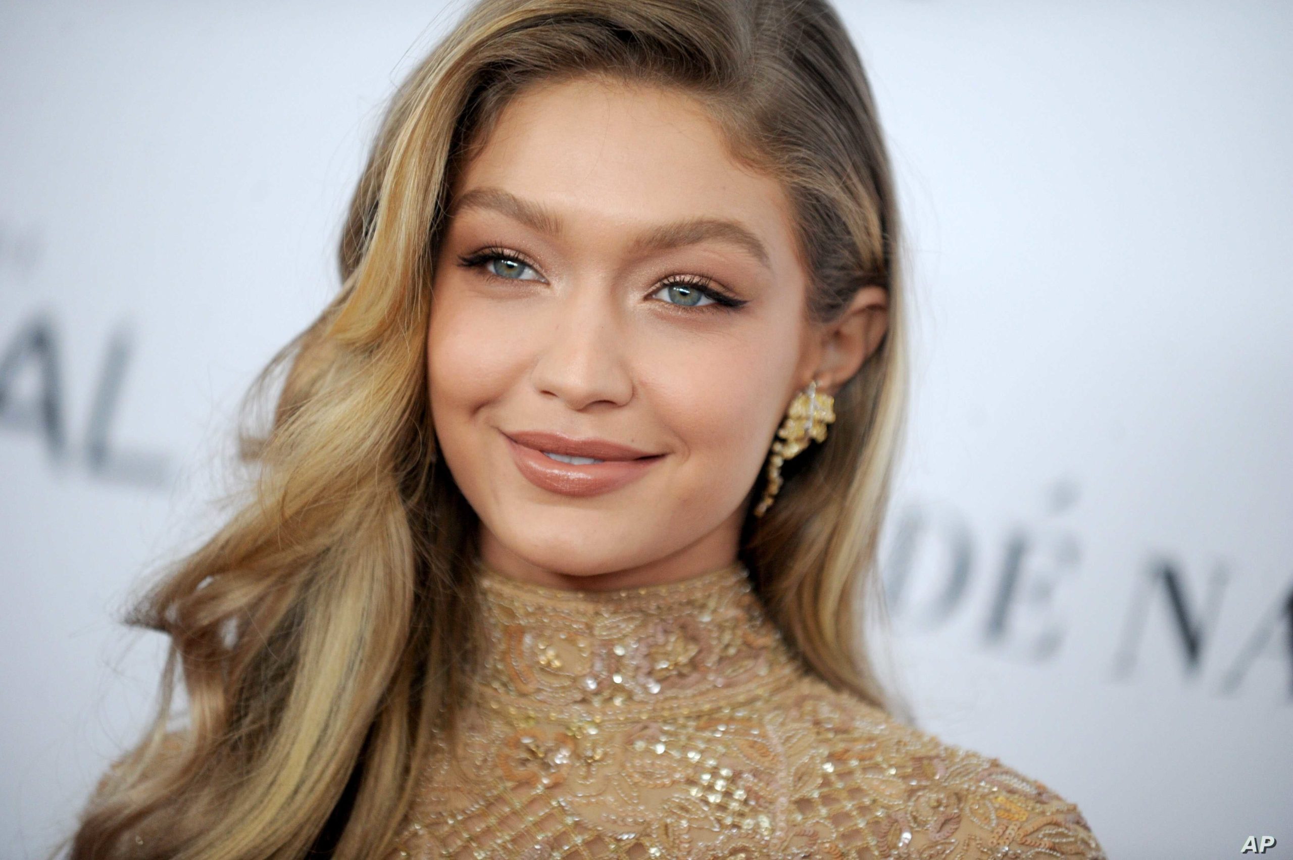 FOTO/ Gigi Hadid shtatzënë, tregon barkun e rrumbullakosur me setin e ri fotografik